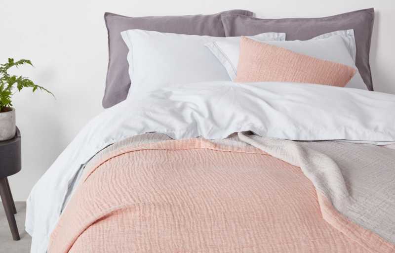 couvre-lit fini froissé