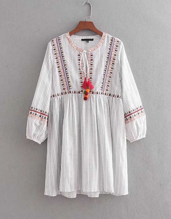 robe brodée à pompons