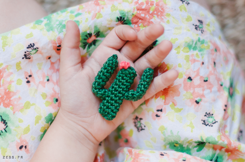 mini dressing au crochet pour enfants broche cactus