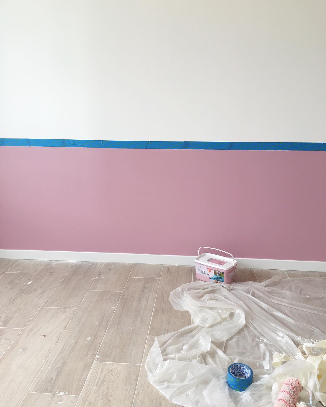 2 ème couche de #peinture sur le #soubassement dans la chambre de Lily-Rose, c'est parti ! #peinturealpina avec un joli vieux rose
