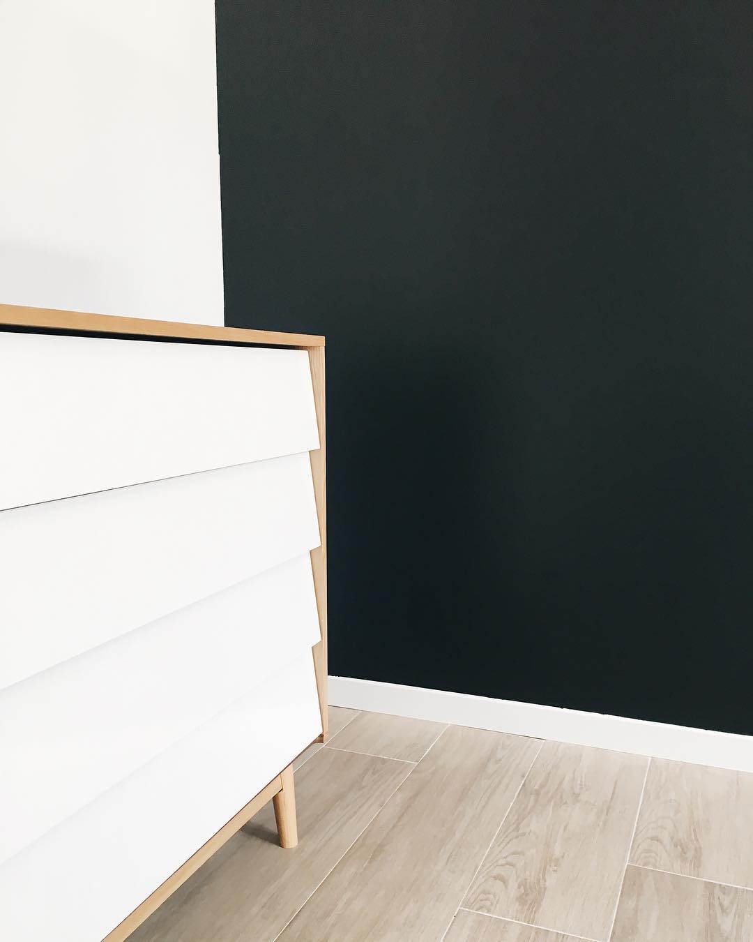 Commencer à installer les meubles pour désencombrer le garage ... Vous devinez de quelle pièce il s'agit ? Tout est en blanc sauf un mur en peinture Alpina coloris orque, un bleu/vert très intense et foncé, presque noir.