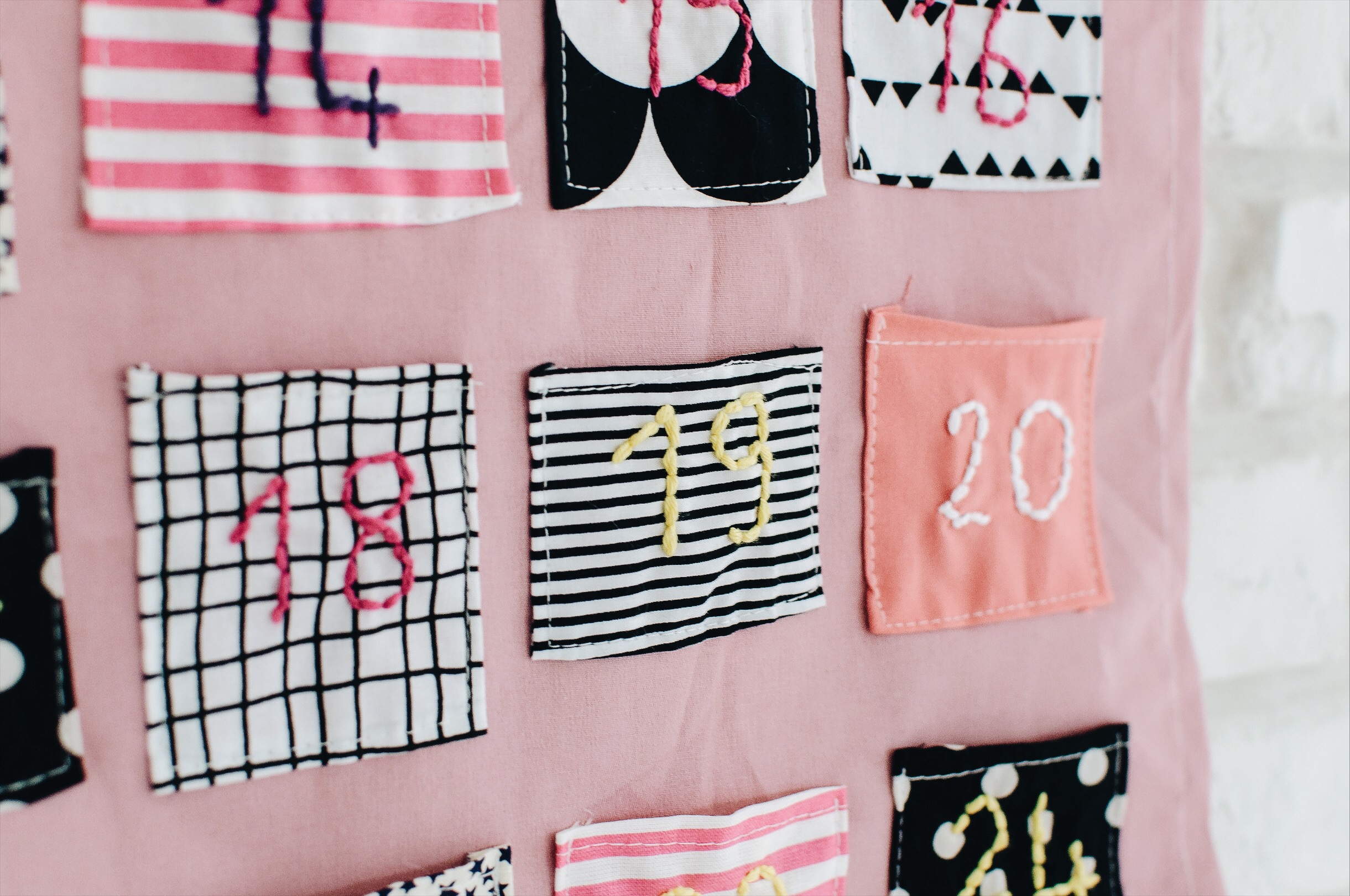 DIY : le calendrier de l'avent en tissu -  // Lifestyle . déco . DIY  . Crochet designer