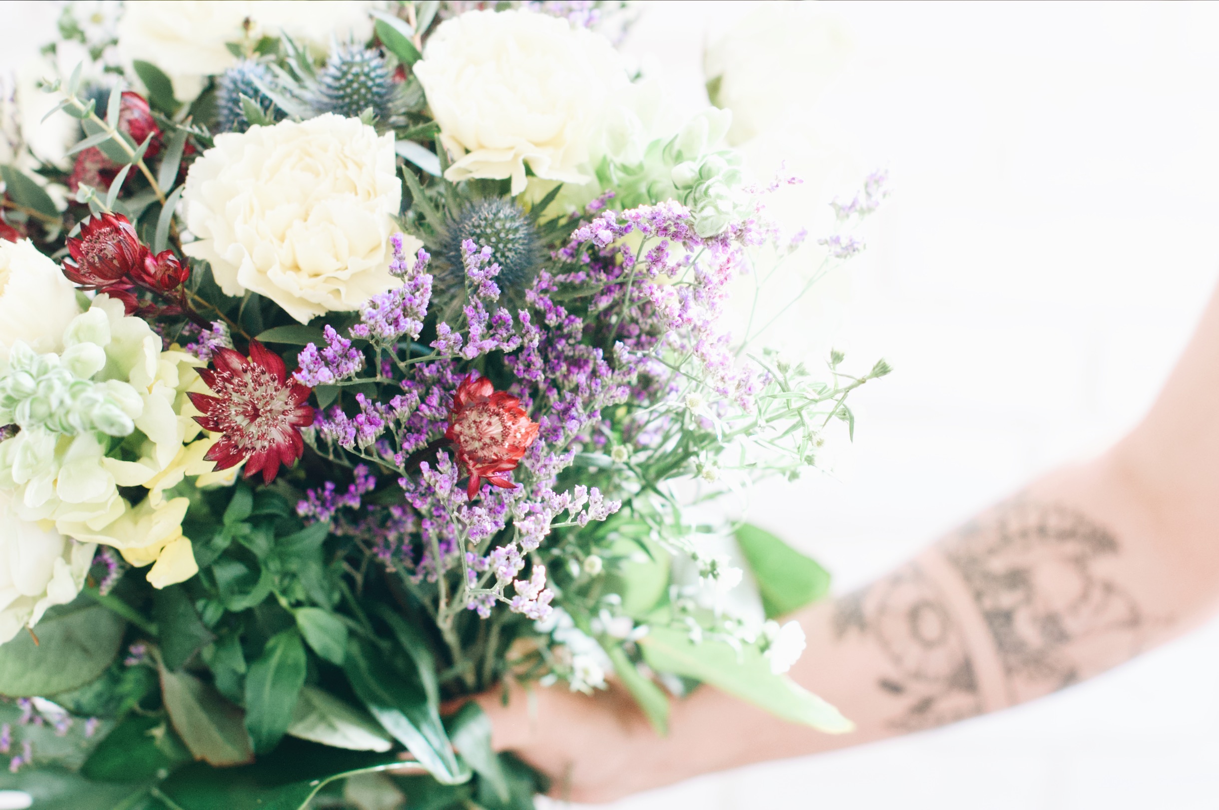 tatouage fleuri et bouquet de fleurs