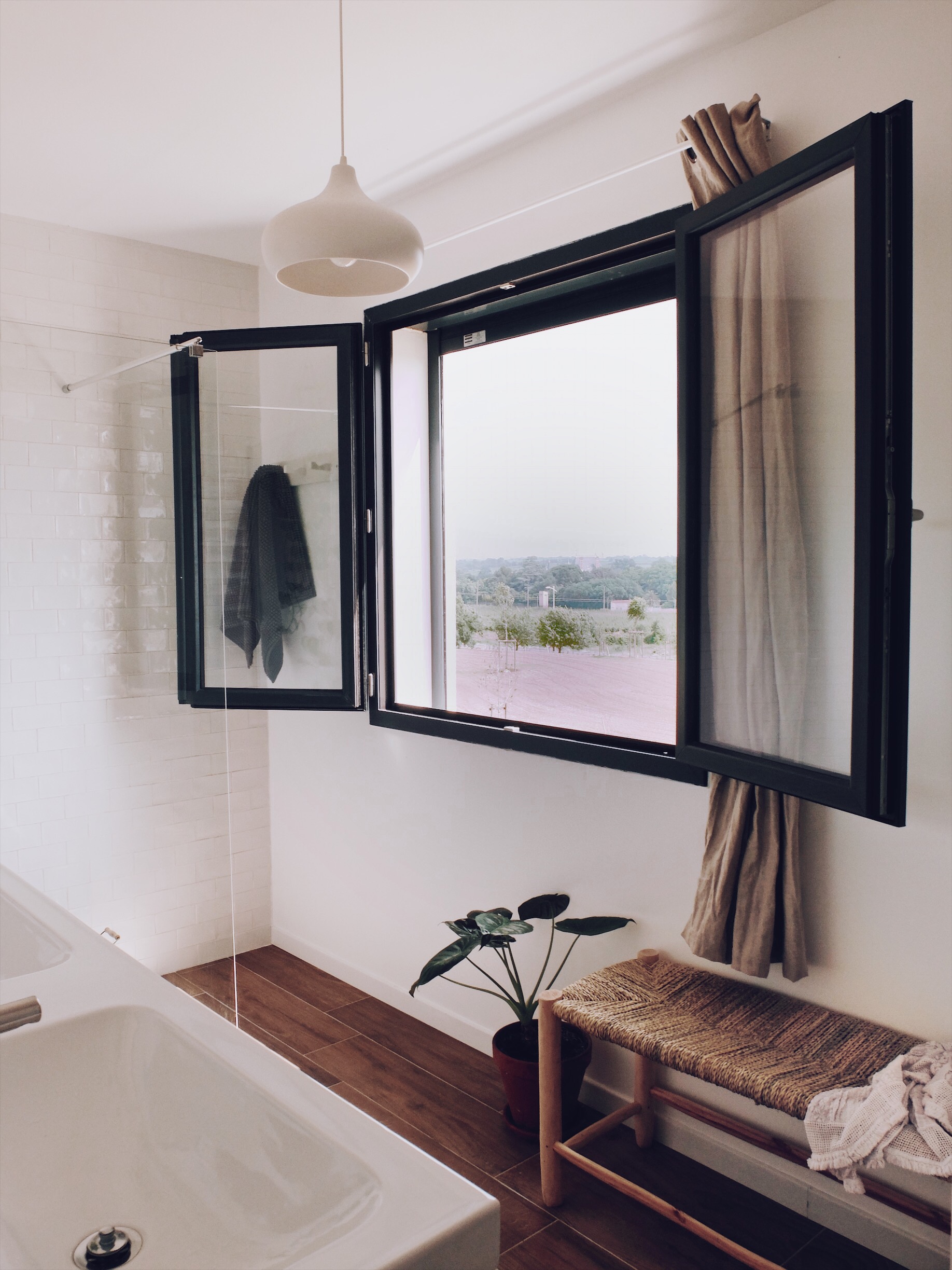 salle de bain grande fenêtre déco