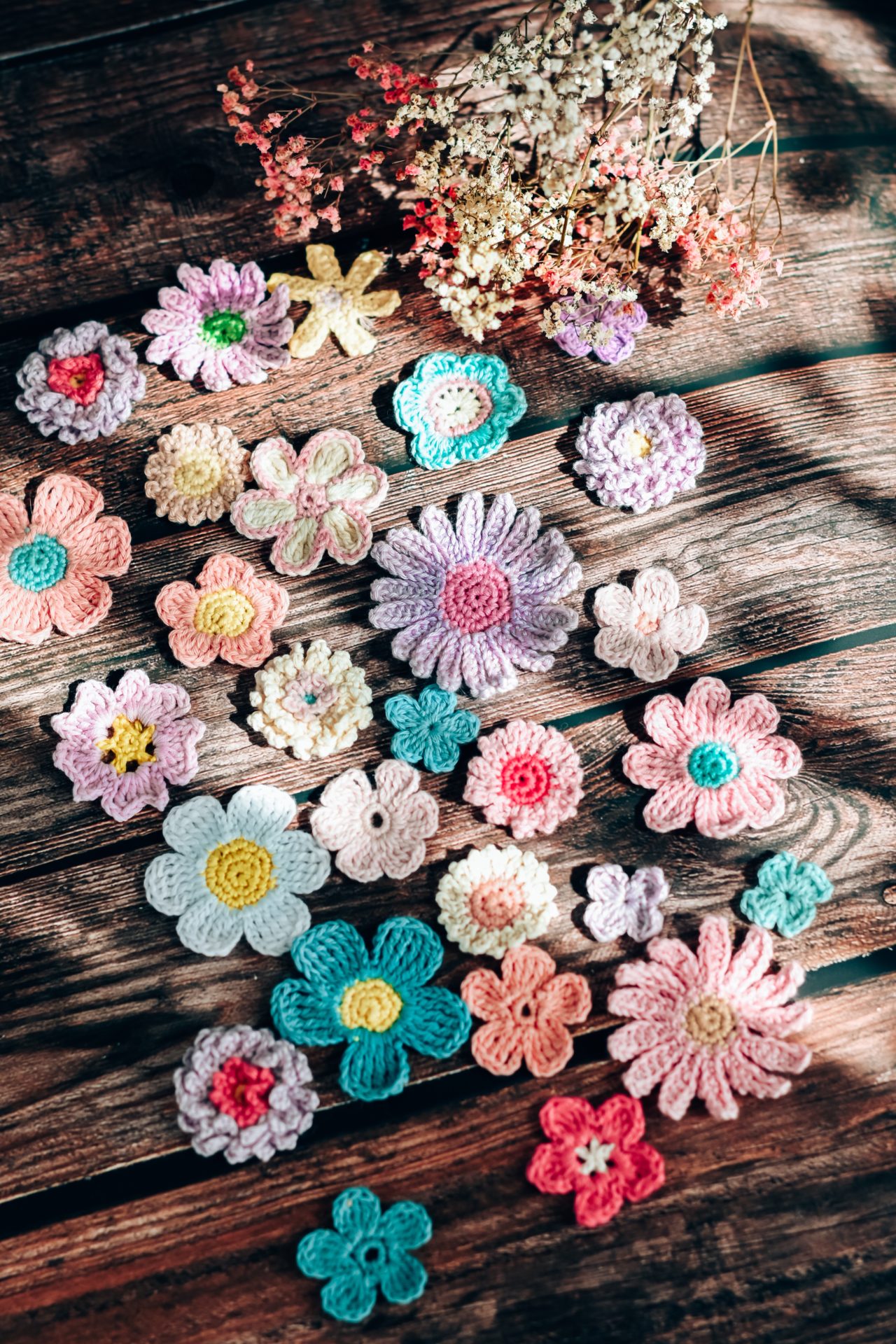 Trois étiquettes Avec Des Fleurs Et Des Chiffres Accrochés à Un Crochet Ai  Génératif